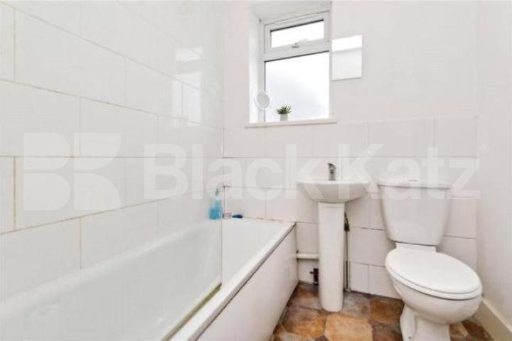 			2 Bedroom, 1 bath, 1 reception Apartment			 Mount View Road , FINSBURY PARK-STROUD GREEN 